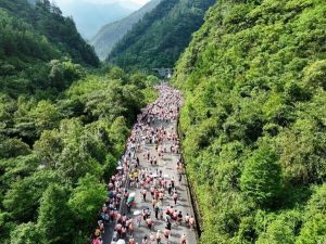 Hiking Enthusiasts Hit Chongqing Trails