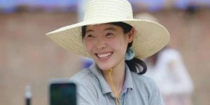 Woman Who Left School to Support Family Becomes Online Celebrity Selling Produce