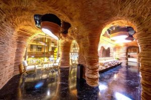 Bathroom Resembling Dunhuang Cave Becomes Tourist Hotspot