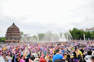 Crowds Enjoy Hot Spring Water Festival in Hainan