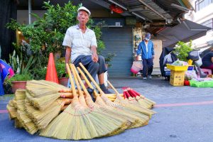 Elderly Taiwanese Broom Seller Gains Online Following