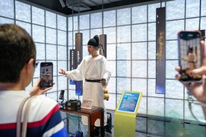 Robot Store Opens to Public in Beijing
