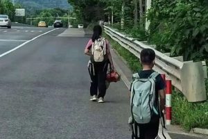 Father Takes Children on Epic 800km Walk in China