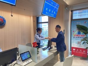 Shanghai Grants First Ever 5-Year Work Permit to Foreign Lawyer