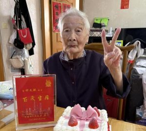 Centenarian Who Loves Coffee and Milk Tea Wears Out Three iPads