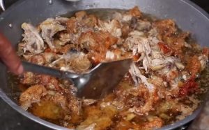 Chinese Influencers Taste Philippine Dish "Second-Hand Fried Chicken&rdquo;