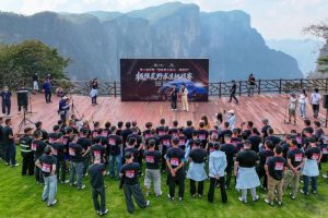 Contestants Take-On Wilderness Survival Challenge in Zhangjiajie Qixing Mountain