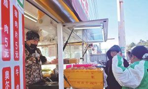Father Opens Food Stall Next to Daughter's University