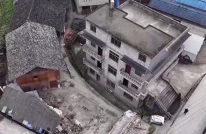 Villagers Move 2-Storey House in Guizhou