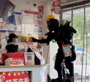 Zhengzhou Restaurant Owner Delivers Food in Home-Made Mecha Suit