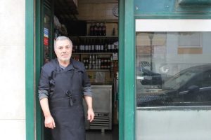 Chinese Tourists Flock to Hole-in -the-Wall Chicken Shop in Lisbon