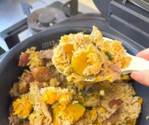 Couple Take Pot of Home-Cooked Rice on Trip Home for CNY