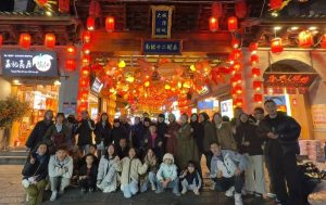Man Takes Extended Family on Bus Tour for Spring Festival