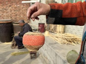 Shaanxi Couple Maintain 400-Year-Old Lantern Craft Tradition for CNY