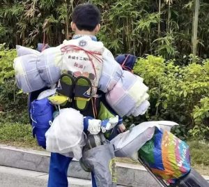 Student Goes Viral Carrying Huge Amount of Luggage on Trip Home for CNY