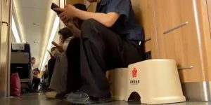 Yunnan Trains Offer Stools to Standing Passengers
