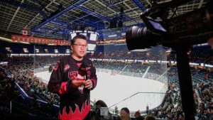 Chinese Fan Promotes Hockey to Chinese Migrants in Canada