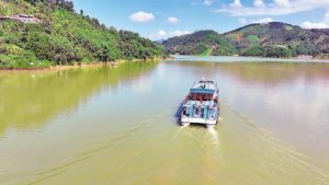 Free Ferry Transports Children to School in Yunnan