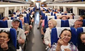 High-Speed Train Packed with Foreign Tourists Surprises Passengers in Hainan