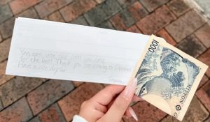 Japanese Student Offers to Pay for Chinese Tourist's Bus Fare