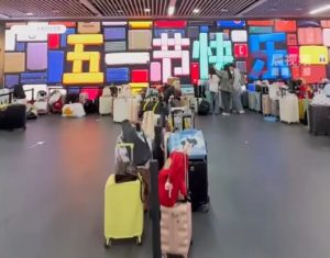 Unattended &ldquo;Suitcase Wall&rdquo; Reappears in Changsha Shopping District