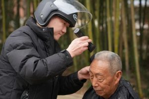 Barber Provides Free Haircuts to Elderly in Hometown