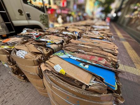 Hong Kong&rsquo;s "Cardboard Grannies" Collect Waste for Cash