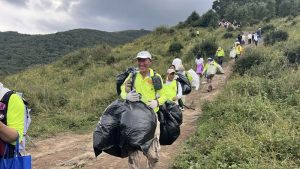 Volunteers Take On Hiking with Clean Up Work in Beijing