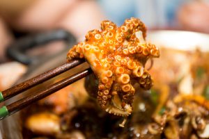 Seafood Turns Up on Resident&rsquo;s Window During Typhoon &mdash; and Gets Eaten