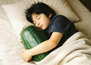 Sleeping with Melons Becomes Popular to Cope with Summer Heat